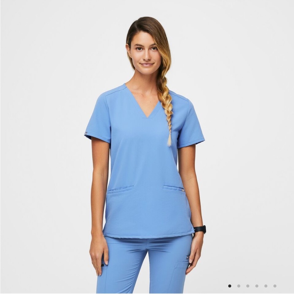 Casma Three-Pocket Scrub Top™
